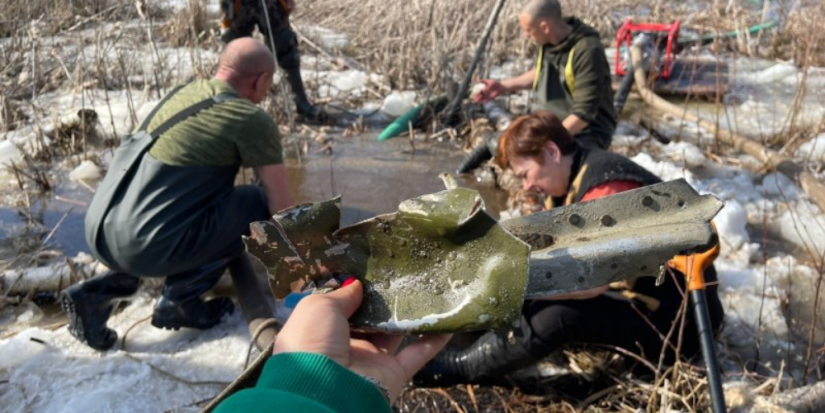 Сбитый советский бомбардировщик вытаскивают из болота в Псковской области - 2023-04-10 15:05:00 - 1
