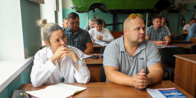 Полицейские Псковской области провели семинар с автовладельцами - 2023-08-11 18:05:00 - 1