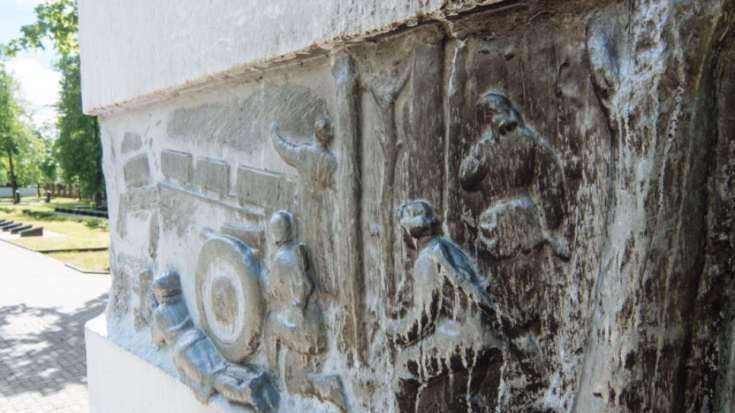 В Великих Луках выясняют обстоятельства повреждения памятника Неизвестному солдату - 2021-05-27 09:13:00 - 1