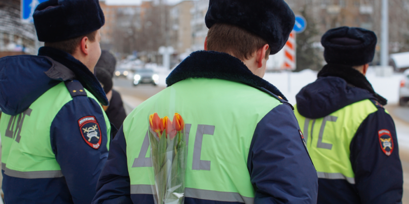 Великолукские полицейские поздравили женщин-водителей с 8 марта - 2023-03-06 11:01:00 - 1