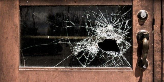 В Псковской области, вооружившись топором и кирпичом, мужчина обокрал соседа - 2021-06-09 14:36:00 - 1