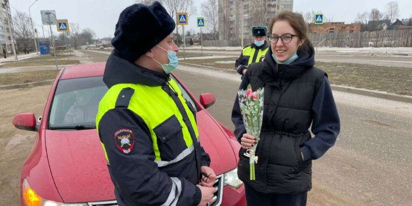Сотрудники ГИБДД поздравили великолучанок с 8 марта - 2022-03-05 18:30:00 - 1