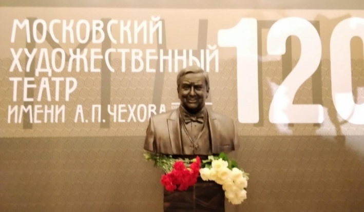 Памятник Олегу Табакову открыли в МХТ имени Чехова - 2018-10-26 15:43:00 - 1