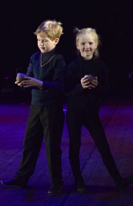 К 50-летию ДК ЛК «Панорамовцы» подарили юным великолучанам свой новый спектакль - 2018-10-31 18:43:00 - 1