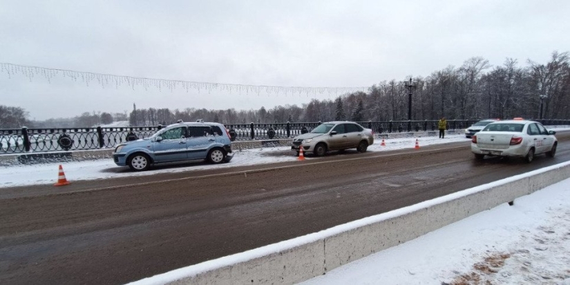 Авария на Центральном мосту Великих Лук - 2022-11-17 15:25:00 - 1