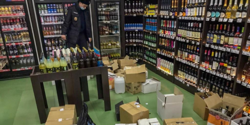 Более трехсот литров алкоголя изъято в Порхове - 2021-03-23 16:13:00 - 1