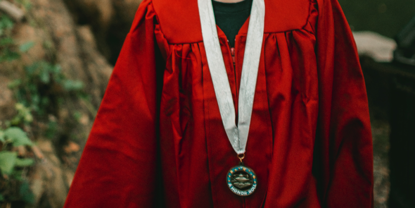 Выпускникам российских школ снова будут выдавать серебряные медали - 2023-05-25 19:35:00 - 1