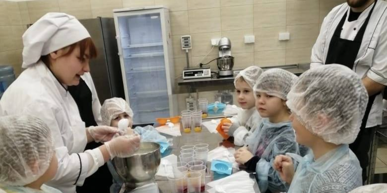 В Великих Луках для детей провели мастер-класс по приготовлению мороженого - 2023-01-18 13:35:00 - 1