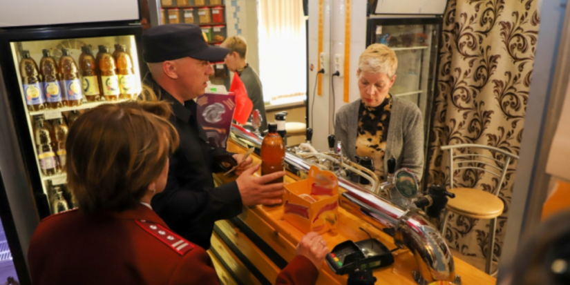 В Псковских магазинах проверяют сертификаты на алкоголь - 2023-06-08 13:35:00 - 1