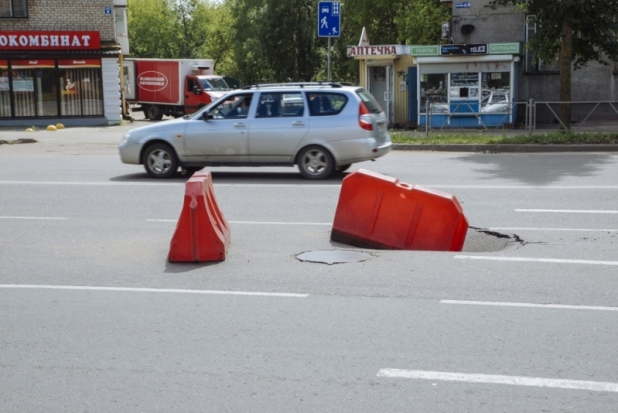 ФОТО: В Великих Луках провалился капитально отремонтированный асфальт - 2018-07-24 14:23:00 - 1