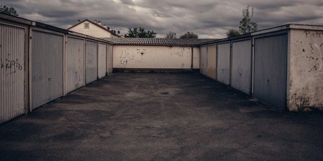 Двух великолучан приговорили к работам за кражу металлических листов с гаража - 2021-10-12 16:35:00 - 1