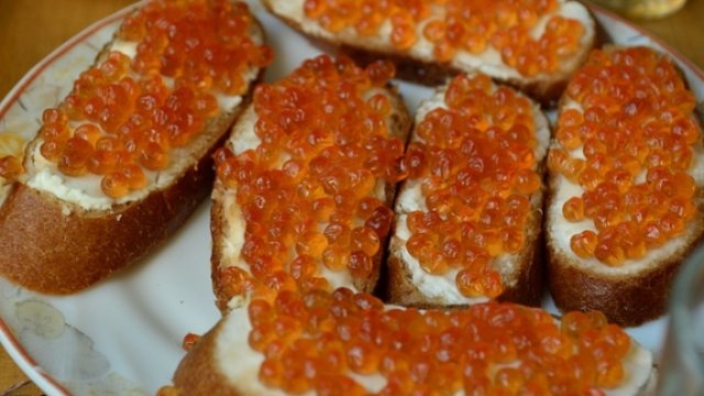 Пскович украл из магазина восемь банок красной икры - 2021-05-17 13:36:00 - 1