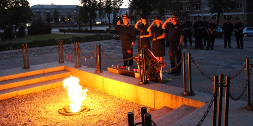 Сотрудники СК РФ по Псковской области возложили цветы к мемориалу на алее Героев - 2021-06-22 10:56:00 - 1