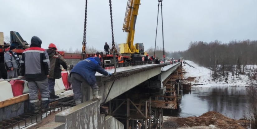 Продолжается ремонт моста через реку Шелонь в Дновском районе - 2022-04-08 17:05:00 - 1