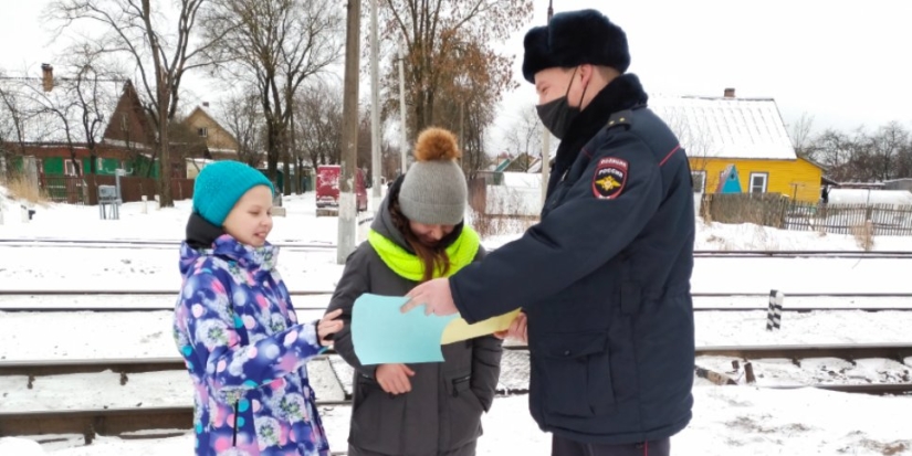 На жд переезде Великие Луки - Опухлики детям напомнили про правила безопасности - 2022-01-10 13:35:00 - 1