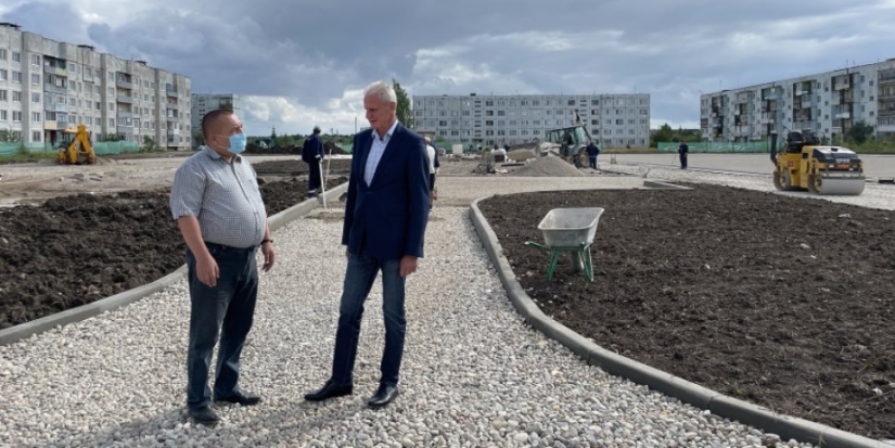 Строительство ФОКОТа в Дно проинспектировал Александр Котов - 2021-08-04 11:31:31 - 1