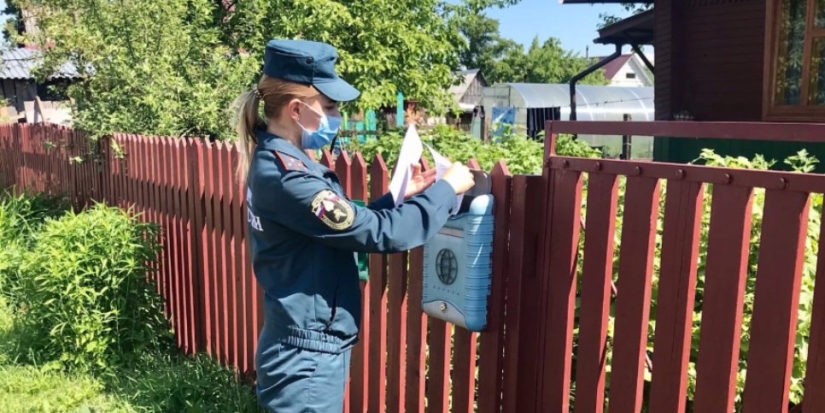 Рейд по предупреждению пожаров провели сотрудники МЧС в Великих Луках - 2021-06-08 09:36:00 - 1