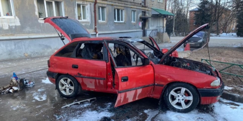 Два автомобиля сгорели в Великих Луках - 2022-03-09 12:35:00 - 1