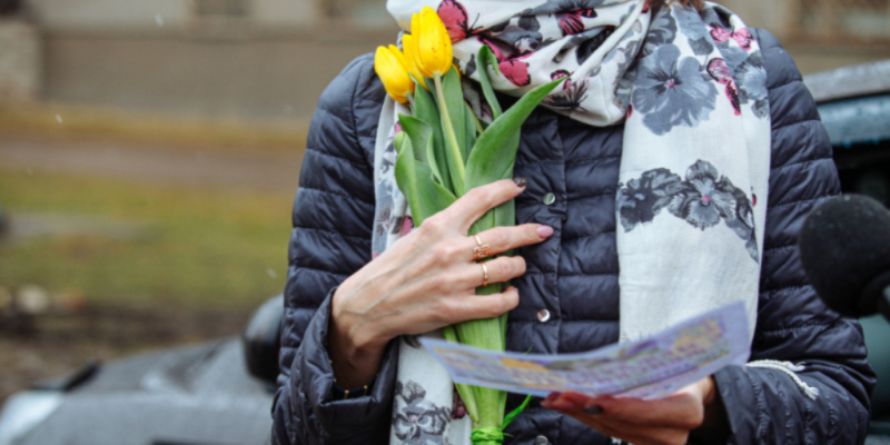 В Великих Луках сотрудники ГИБДД поздравили автолюбительниц с 8 марта - 2021-03-04 11:41:00 - 1