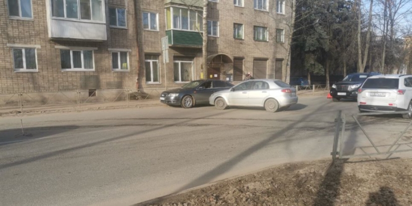 На проспекте Гагарина в Великих Луках столкнулись две легковушки - 2022-04-14 09:48:57 - 1