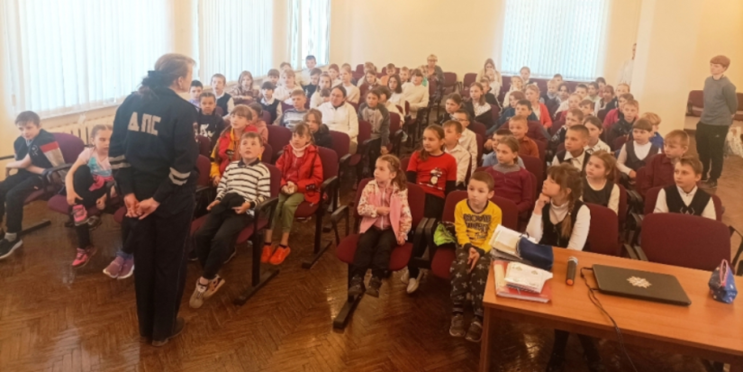 В Великих Луках полицейские встретились со школьниками - 2023-05-12 09:05:00 - 1