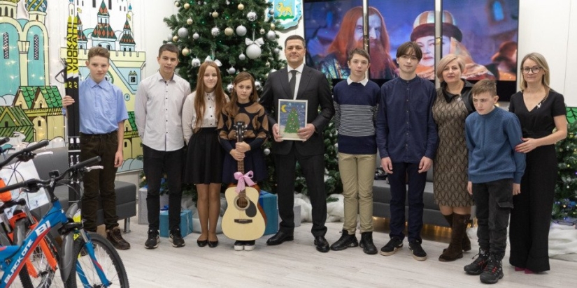 Михаил Ведерников исполнил новогодние мечты детей в рамках «Елки желаний» - 2022-12-30 17:05:00 - 1