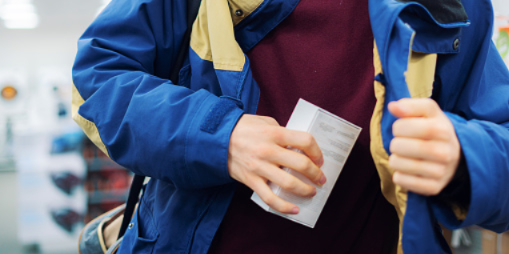 Две девушки украли одежду в Великих Луках - 2021-02-19 17:13:00 - 1