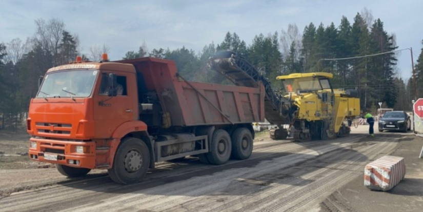 Ведется ремонт дороги военного городка «Владимирский Лагерь» - 2023-04-24 14:05:00 - 1