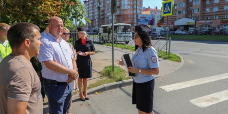 Сотрудники ГИБДД проверили пешеходные переходы вблизи школ - 2022-08-19 16:05:00 - 1