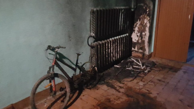 В Великих Луках подожгли лестничную площадку - 2021-05-21 09:56:00 - 1