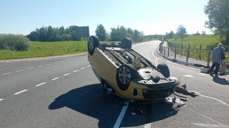 В Великолукском районе автомобиль перевернулся после столкновения с ограждением - 2021-06-03 11:40:00 - 1