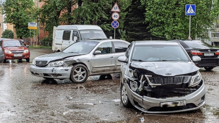 Авария с участием такси произошла в Великих Луках - 2021-05-19 15:02:16 - 1