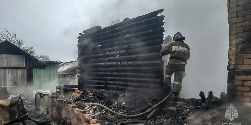 Добровольцы вынесли 4 газовых баллона из горящего дома на острове Залита - 2023-01-13 13:05:00 - 1