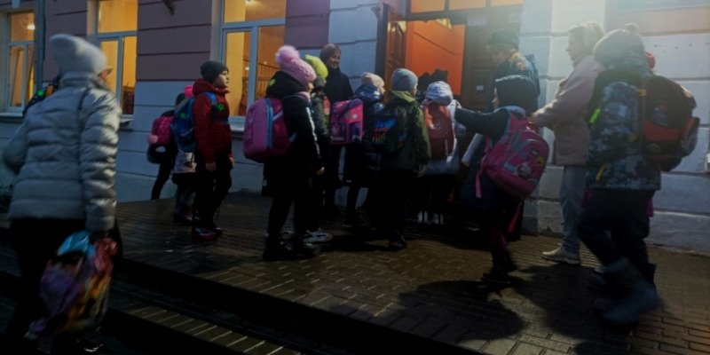 В Великих Луках полицейские проверили у школьников световозвращающие элементы - 2022-11-09 09:11:00 - 1