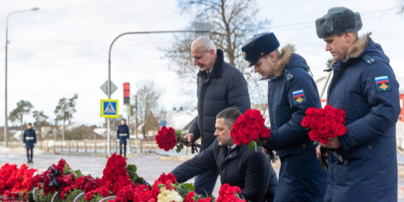 Михаил Ведерников возложил цветы к памятнику воинам-десантникам 6-й роты в Черехе - 2023-03-02 16:05:00 - 1