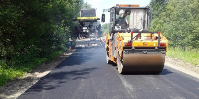 На дорогах Псковской области продолжаются работы по восстановлению асфальта - 2023-07-10 09:05:00 - 1