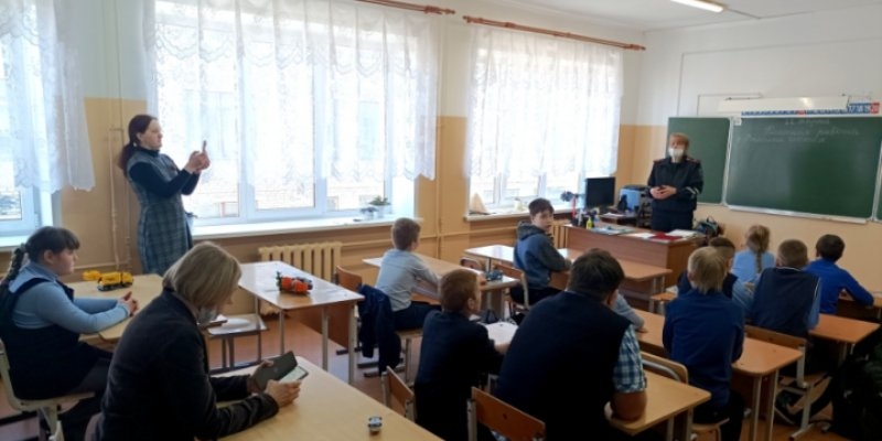 В Великих Луках сотрудники ГИБДД провели занятия по дорожной безопасности - 2022-03-23 09:05:00 - 1