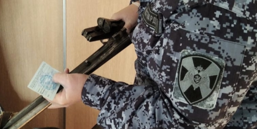 Росгвардейцы изъяли 13 единиц оружия в ходе проверок в Псковской области - 2023-07-17 12:30:00 - 1
