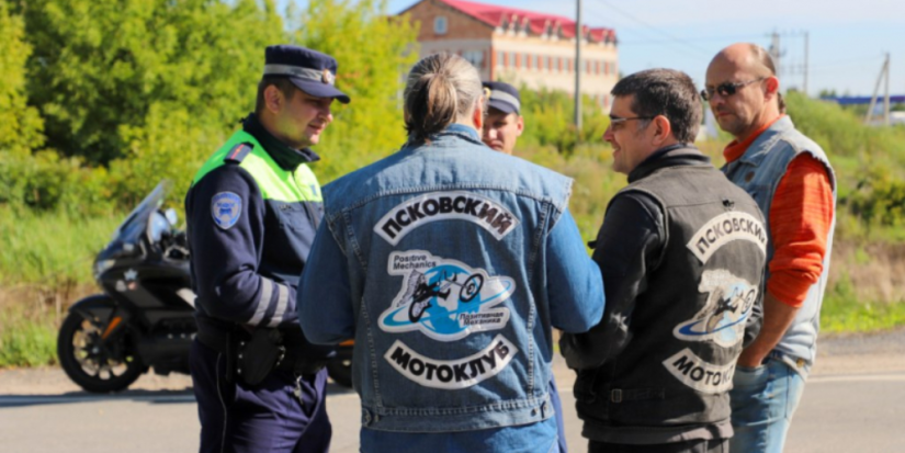 Полицейские и байкеры вышли в совместный рейд в Псковском районе - 2023-08-01 15:35:00 - 1