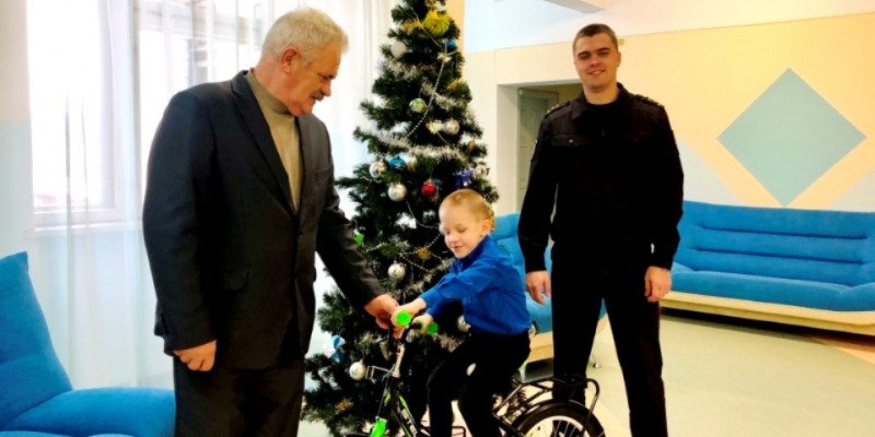 Великолучане исполнили заветное желание малыша с Донбасса - 2022-12-28 10:05:00 - 1