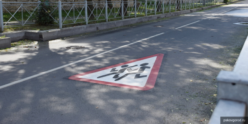 На дорогах Пскова наносят разметку – знак «Осторожно, дети» - 2021-08-16 16:10:00 - 1