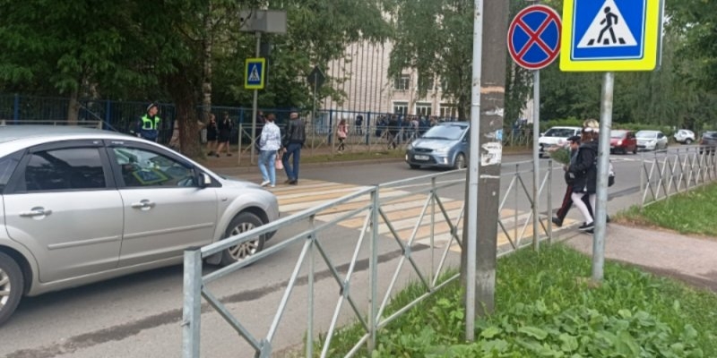 Правила дорожного движения напомнили великолукским школьникам и их родителям - 2022-09-01 11:35:00 - 1