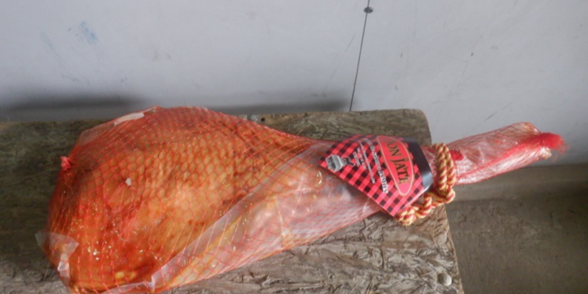 Полный багажник испанского деликатеса и вина обнаружили псковские таможенники - 2023-07-12 11:05:00 - 1