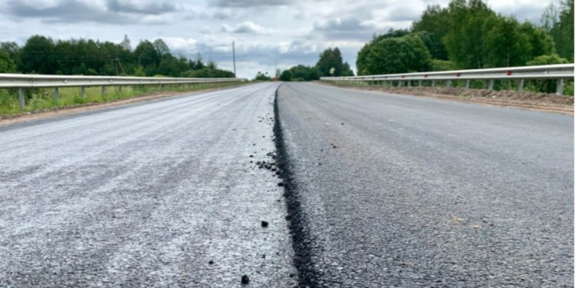 На участке дороги Новгородка-Пушкинские Горы укладывают верхний слой асфальта - 2023-07-10 14:05:00 - 1