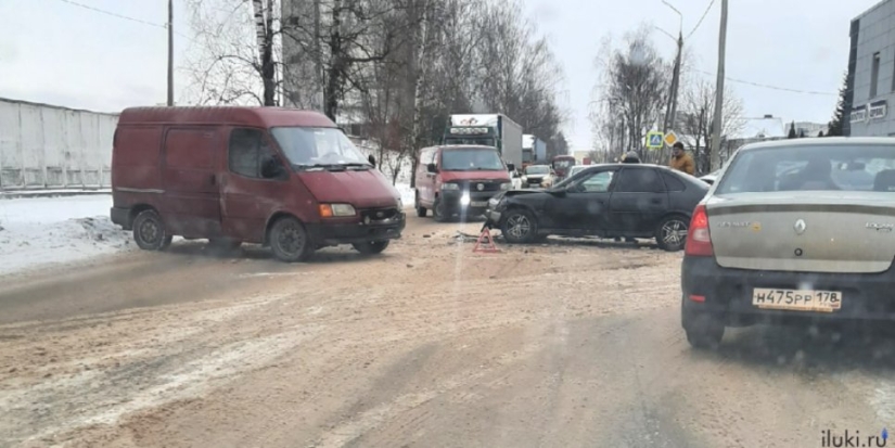 В Великих Луках затруднено движение из-за ДТП - 2022-01-19 11:09:31 - 1