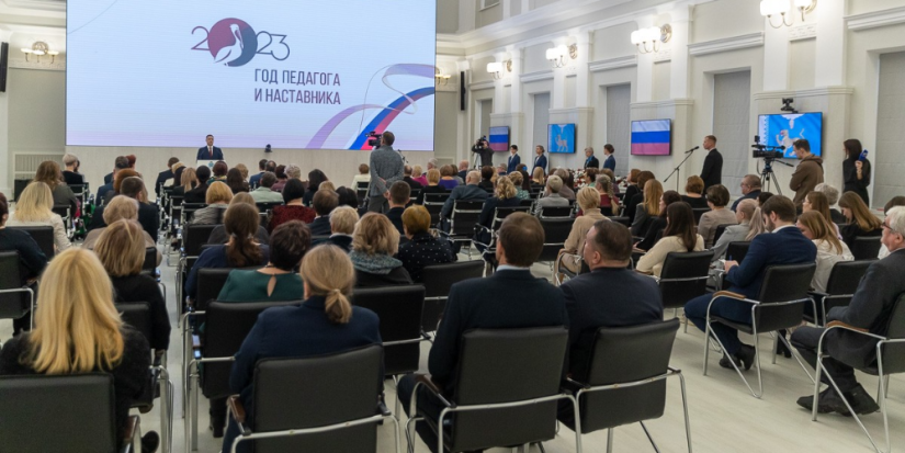 В Пскове чествовали лучших специалистов в сфере просвещения - 2023-12-29 11:05:00 - 1