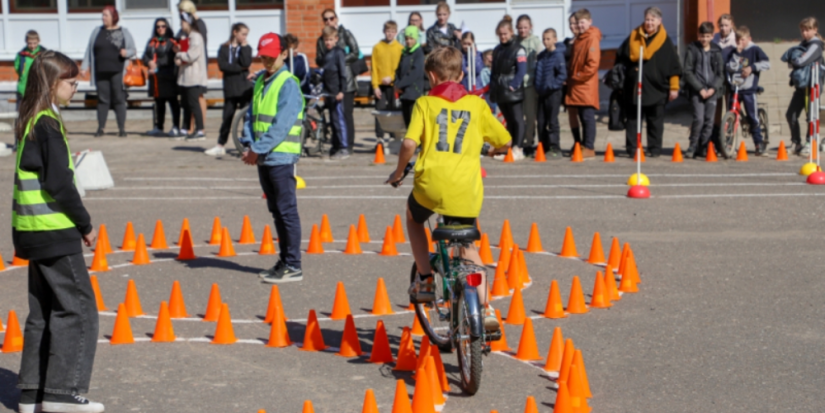В Пскове прошли соревнования по фигурному вождению велосипеда - 2023-04-21 09:35:00 - 1