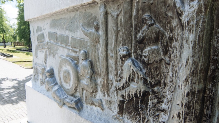 В Великих Луках подростки осквернили памятник на Братском кладбище - 2021-05-26 15:30:00 - 1