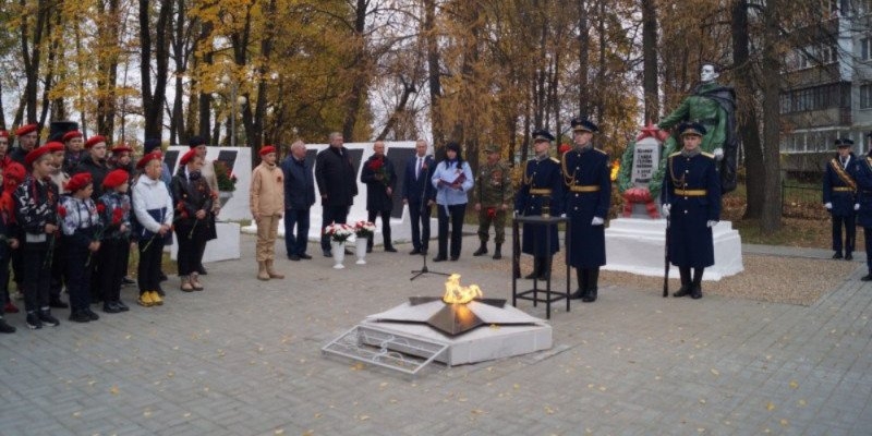 В Невеле на мемориальном комплексе зажжен Вечный Огонь - 2022-10-13 13:05:00 - 1