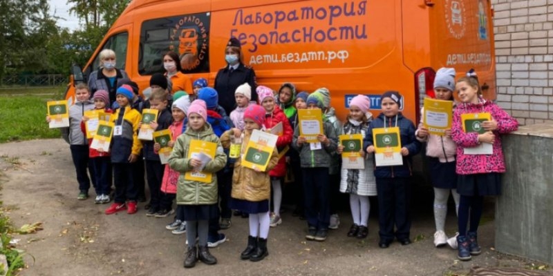 Великолукских школьников посвятили в пешеходы - 2021-09-09 12:13:00 - 1